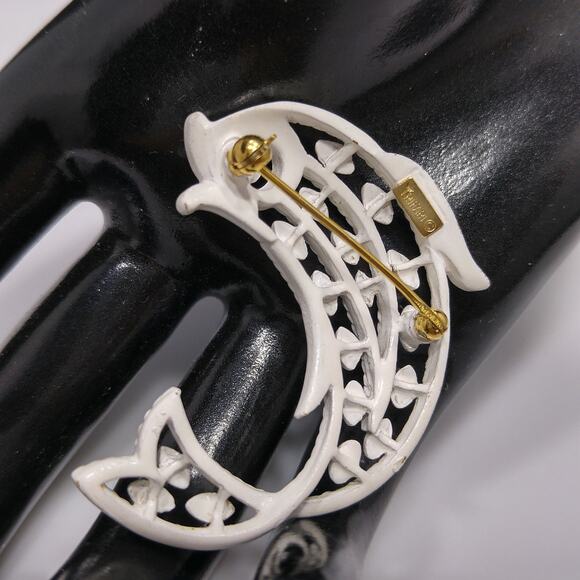 Vintage Crown Trifari Fish Brooch, White Enamel, 1950s - Picture 4 of 10